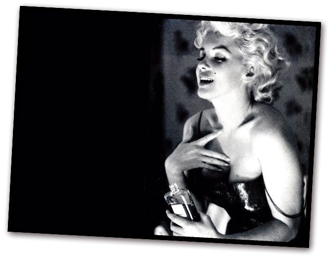 El Nº5 se convirtió en un perfume icónico. Los soldados de la II Guerra Mundial lo llevaban de vuelta a Ámerica haciendo colas en Rue Cambon, y Marilyn Monroe sólo usaba unas gotas de esta fragancia para dormir.