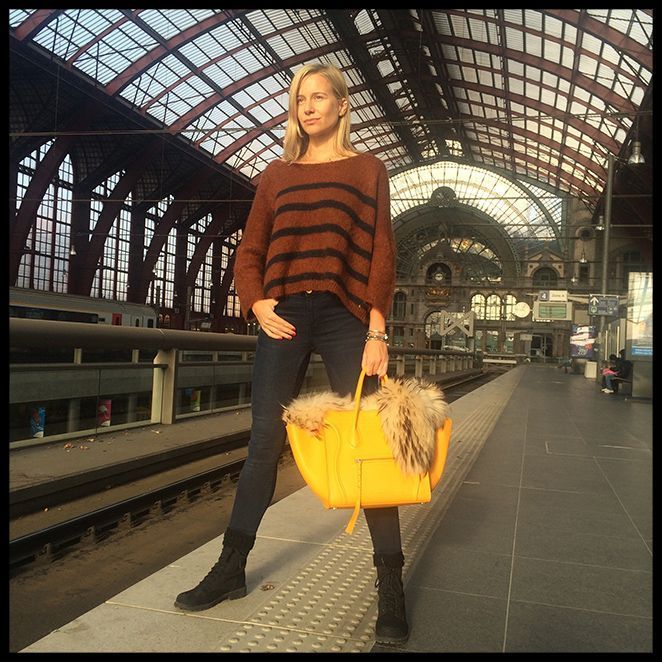 LOOK 1: Abrigo y jersey de Des Petits Hauts, vaqueros de PDH Sport, botitas de H&M, bolso de Celine, boa de pelo de Nelsy Chelala, pulseras de Alex and Ani y manicura de Nails Couture. LOOK 1: Abrigo y jersey de Des Petits Hauts, vaqueros de PDH Sport, botitas de H&M, bolso de Celine, boa de pelo de Nelsy Chelala, pulseras de Alex and Ani y manicura de Nails Couture.