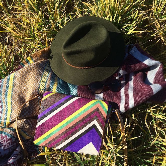 Sombrero de Sira Ryf, bolso de Etro, gafas de Tous y bufanda comprada en una tiendecita del centro de Sevilla. Sombrero de Sira Ryf, bolso de Etro, gafas de Tous y bufanda comprada en una tiendecita del centro de Sevilla.