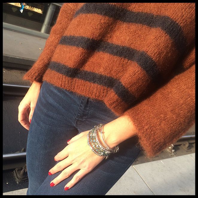 LOOK 1: Abrigo y jersey de Des Petits Hauts, vaqueros de PDH Sport, botitas de H&M, bolso de Celine, boa de pelo de Nelsy Chelala, pulseras de Alex and Ani y manicura de Nails Couture. LOOK 1: Abrigo y jersey de Des Petits Hauts, vaqueros de PDH Sport, botitas de H&M, bolso de Celine, boa de pelo de Nelsy Chelala, pulseras de Alex and Ani y manicura de Nails Couture.