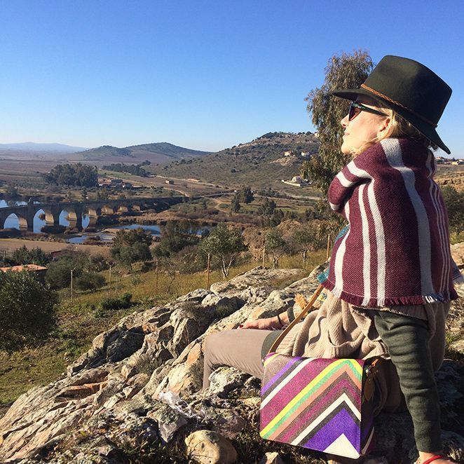 María León con pantalones y poncho de PDH Sport, jersey y sombrero de Sira Ryf, botas de Andaluxx, bolso de Etro, gafas de Tous y bufanda comprada en una tiendecita del centro de Sevilla. María León con pantalones y poncho de PDH Sport, jersey y sombrero de Sira Ryf, botas de Andaluxx, bolso de Etro, gafas de Tous y bufanda comprada en una tiendecita del centro de Sevilla.