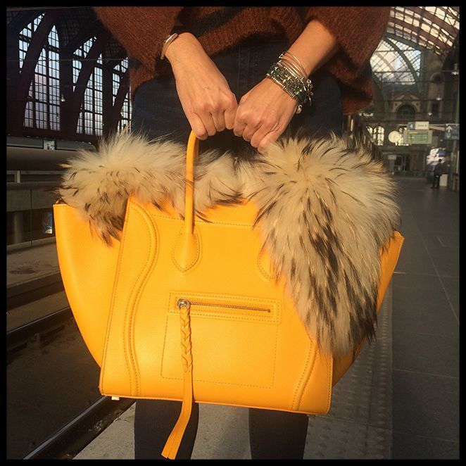 LOOK 1: Abrigo y jersey de Des Petits Hauts, vaqueros de PDH Sport, botitas de H&M, bolso de Celine, boa de pelo de Nelsy Chelala, pulseras de Alex and Ani y manicura de Nails Couture. LOOK 1: Abrigo y jersey de Des Petits Hauts, vaqueros de PDH Sport, botitas de H&M, bolso de Celine, boa de pelo de Nelsy Chelala, pulseras de Alex and Ani y manicura de Nails Couture.