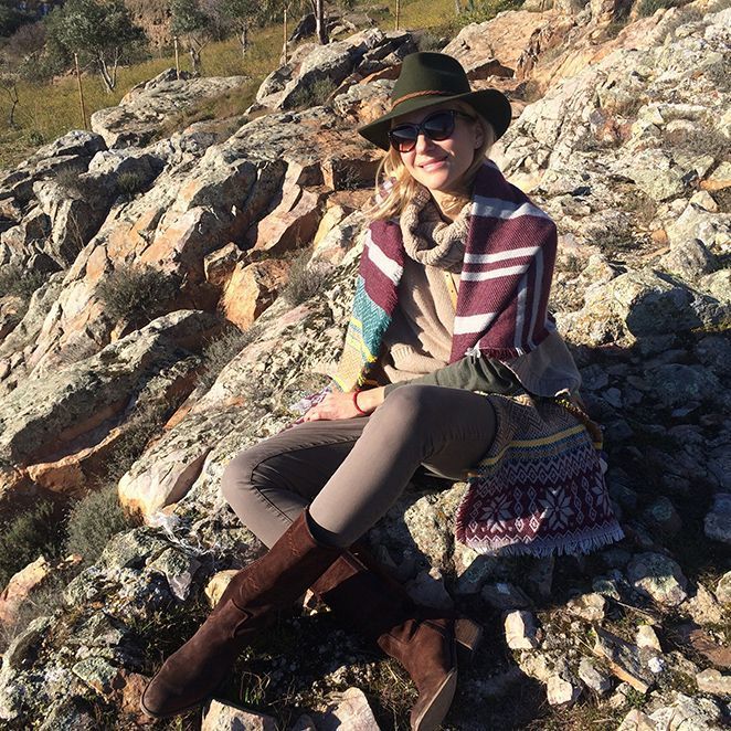María León con pantalones y poncho de PDH Sport, jersey y sombrero de Sira Ryf, botas de Andaluxx, bolso de Etro, gafas de Tous y bufanda comprada en una tiendecita del centro de Sevilla. María León con pantalones y poncho de PDH Sport, jersey y sombrero de Sira Ryf, botas de Andaluxx, bolso de Etro, gafas de Tous y bufanda comprada en una tiendecita del centro de Sevilla.