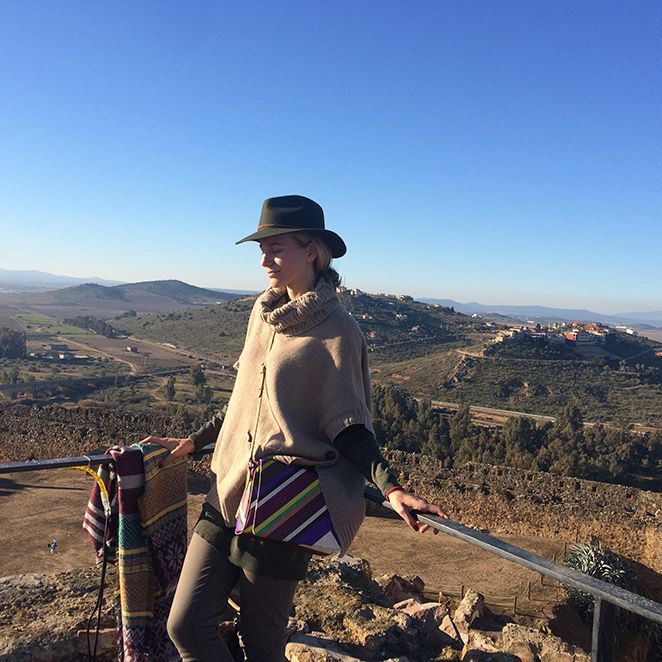María León con pantalones y poncho de PDH Sport, jersey y sombrero de Sira Ryf, botas de Andaluxx, bolso de Etro, gafas de Tous y bufanda comprada en una tiendecita del centro de Sevilla. María León con pantalones y poncho de PDH Sport, jersey y sombrero de Sira Ryf, botas de Andaluxx, bolso de Etro, gafas de Tous y bufanda comprada en una tiendecita del centro de Sevilla.