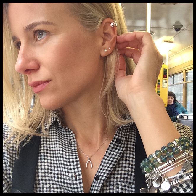 LOOK 2: Peto de Zara, camisa de Des Petits Hauts, pulseras de Alex and Ani, earcuff de Thomas Sabo, gorro de lana de Zara. LOOK 2: Peto de Zara, camisa de Des Petits Hauts, pulseras de Alex and Ani, earcuff de Thomas Sabo, gorro de lana de Zara.