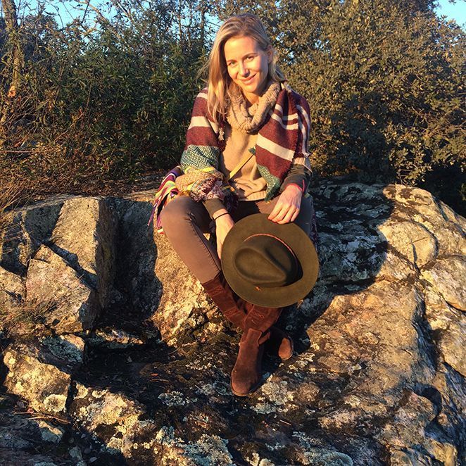 María León con pantalones y poncho de PDH Sport, jersey y sombrero de Sira Ryf, botas de Andaluxx, bolso de Etro, gafas de Tous y bufanda comprada en una tiendecita del centro de Sevilla. María León con pantalones y poncho de PDH Sport, jersey y sombrero de Sira Ryf, botas de Andaluxx, bolso de Etro, gafas de Tous y bufanda comprada en una tiendecita del centro de Sevilla.