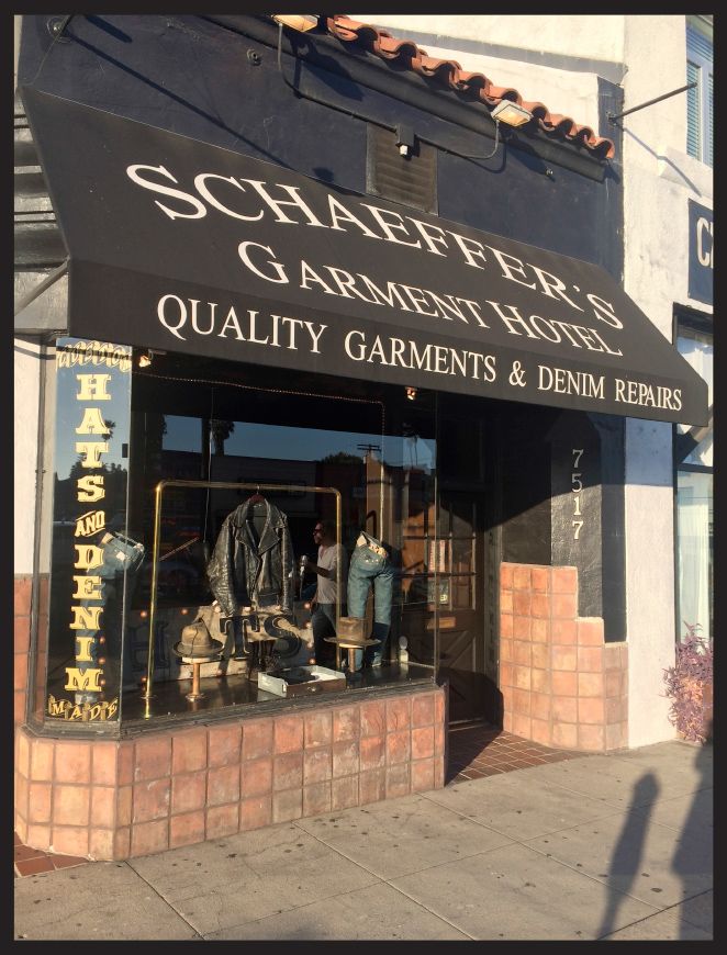 Y para los chicos, os recomiendo la tienda Schaerrer´s Garment Hotel donde os pueden hacer jeans a medida y donde encontraréis artículos originales y de gran calidad. Y para los chicos, os recomiendo la tienda Schaerrer´s Garment Hotel donde os pueden hacer jeans a medida y donde encontraréis artículos originales y de gran calidad.