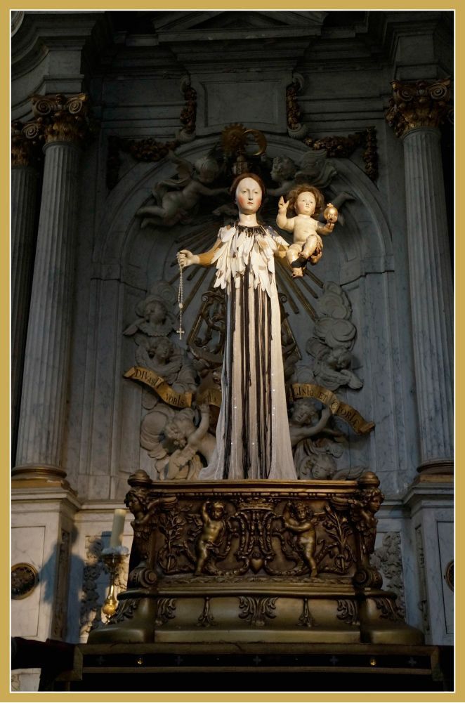 La Iglesia de San Andrés con su Virgen vestida por Ann Demeulemeester, una diseñadora del famoso grupo de diseñadores conocidos con el nombre de “Los Seis de Amberes”.