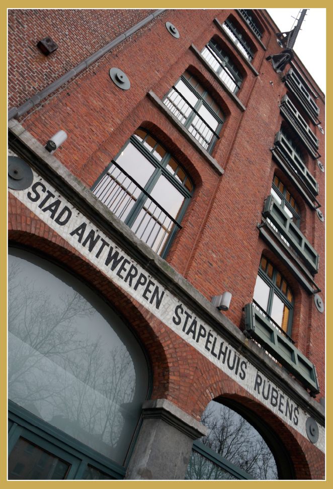 Barrio Eilandje. En Oude Leeuwenrui se encuentra Felixarchief, edificio de ladrillo muy cool que alberga los archivos municipales.