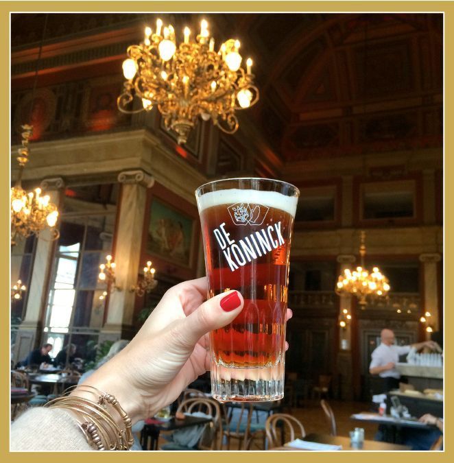Restaurante Bourlaschouwburg en el Foyer del Toneel Huis