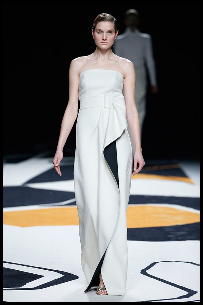 JUANJO OLIVA: Este vestido tan minimal, combinado con un maquillaje luminoso y accesorios plateados me parece la opción ideal para una fiesta o entrega de premios.