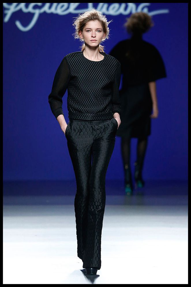 MIGUEL VIEIRA: Esta combinación sport-chic me parece ideal. Los pantalones con campana “trompeta” me parecen súper estilosos para una cena con amigas.