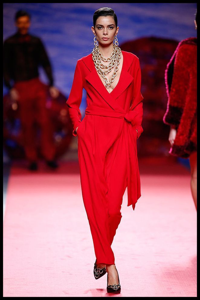 MONTESINOS: Este impresionante mono rojo sería mi perfecto aliado para una fiesta en la que deslumbrar con unos de mis colores favoritos y con una silueta sexy y súper favorecedora.
