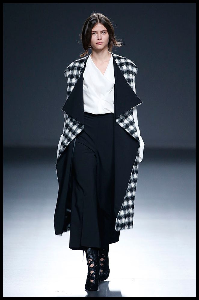 SCHLESSER: De este look me gusta todo, desde la capa XL en estampado de pata de gallo, la blusa de escote suelto y los pantalones palazzo midi. Ideal para una reunión de trabajo.