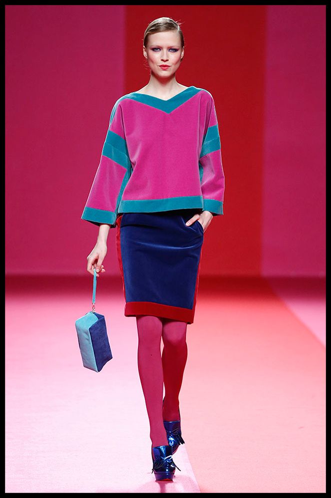 AGATHA RUIZ DE LA PRADA: El jersey con estampado geométrico es una pieza muy favorecedora y divertida para llevar con unos pantalones de sastre negros y zapatos masculinos.