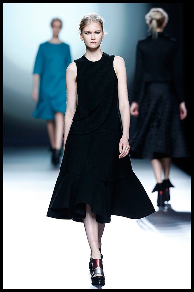 AMAYA ARZUAGA: Este estiloso vestido negro midi combinado con un abrigo en tonos pasteles y una estola de piel  me parece la opción perfecta para un evento de mañana de invierno, como un bautizo.