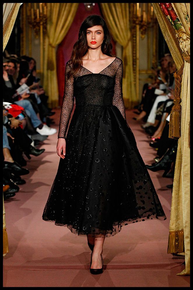 JORGE VÁZQUEZ: Este vestido con inspiración 50’s me parece perfecto para un evento de noche en el que dar un toque chic y diferenciador sin ir de largo!