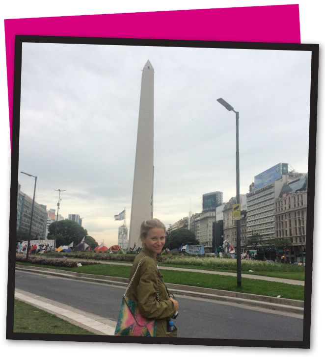 Y pasear por la Avenida 9 de Julio hasta llegar al gran obelisco fue otro de mis planes para saborear de lleno la magia que envuelve a esta ciudad. Y pasear por la Avenida 9 de Julio hasta llegar al gran obelisco fue otro de mis planes para saborear de lleno la magia que envuelve a esta ciudad.