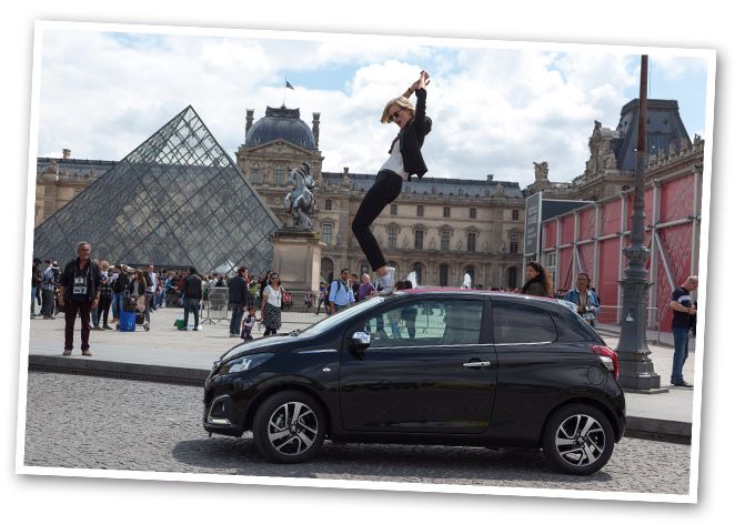 María León y su Peugeot 108 en París