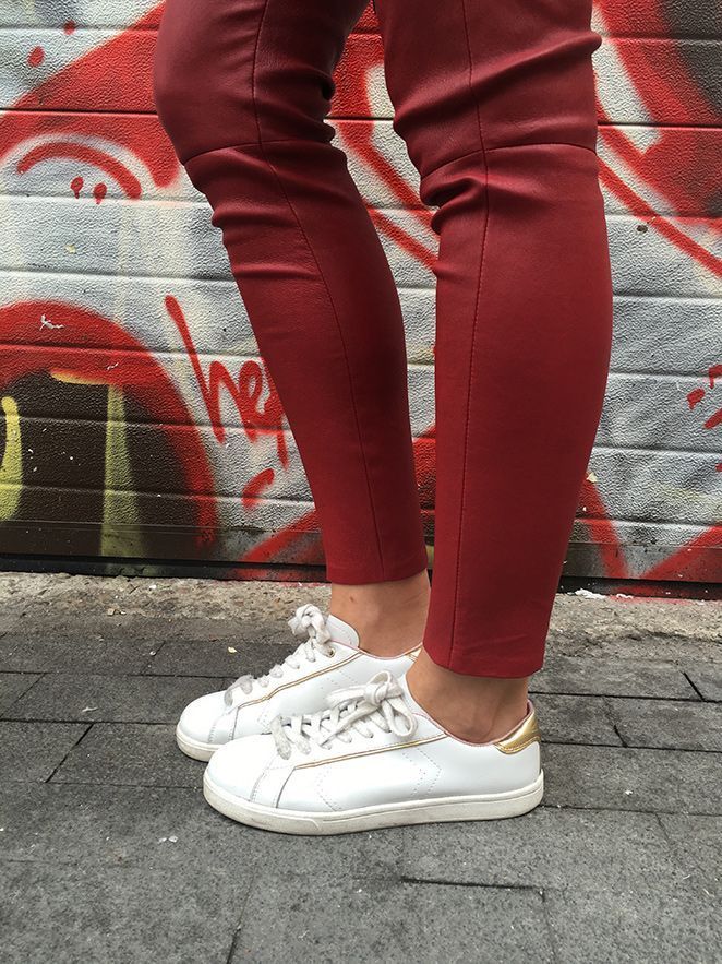 Look 90, leggings de cuero de colores