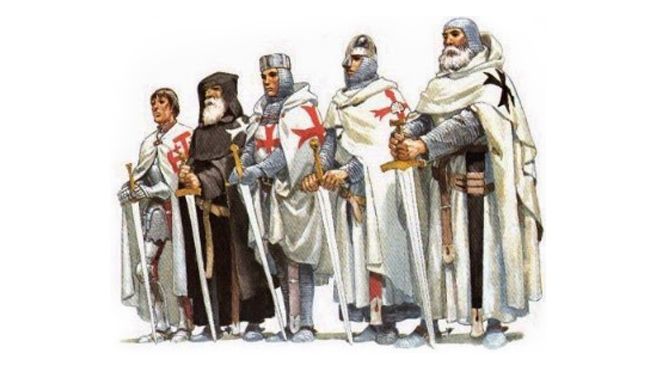 Los orígenes de su famosa orden, que tiene gran protagonismo en la isla, conocida con el nombre completo de “Soberana Orden Hospitalaria y Militar de San Juan de Jerusalén de Rodas y de Malta” se remontan a 1084 cuando unos mercaderes de Amalfi decidieron fundar un hospital cerca de la Iglesia del Santo Sepulcro en Jerusalén para los peregrinos que la visitaran y bajo la advocación de San Juan Bautista. Después del ataque de los árabes a la ciudad santa, los caballeros de la orden tuvieron que emigrar y llegaron hasta Malta donde jugaron un papel muy importante, ya que construyeron muchos de los edificios que ahora existen.