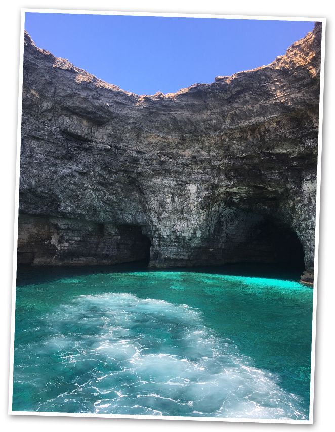 Además de su potente historia, Malta es un lugar ideal para disfrutar de su agradable mar de un intenso color azul (playas hay muy pocas) y también de diferentes deportes acuáticos, entre los que destaca el submarinismo. Un buen momento para viajar a este destino es entre Abril y Junio para evitar el gran calor que hace en verano y, por otro lado, el turismo masivo que hace que todo sea más incómodo.