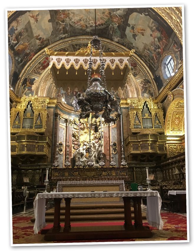 Visita a la Concatedral de San Juan (1572). Es una espectacular Iglesia donde están representados, en distintas capillas, los caballeros de la orden de los diferentes reinados. Fue el Gran Maestre mallorquín, Nicolás Cotoner, el responsable de transformar la Iglesia del estilo sobrio que tenía en sus comienzos al barroco. El artista italiano Mattia Preti fue el responsable de ello. Además, dentro de la Concatedral se pueden admirar las obras más significativas de Caravaggio: "Decapitación de San Juan Bautista" y “San Jerónimo escribiendo”. En Malta hay unos 583 templos entre iglesias, catedrales, concatedrales…
