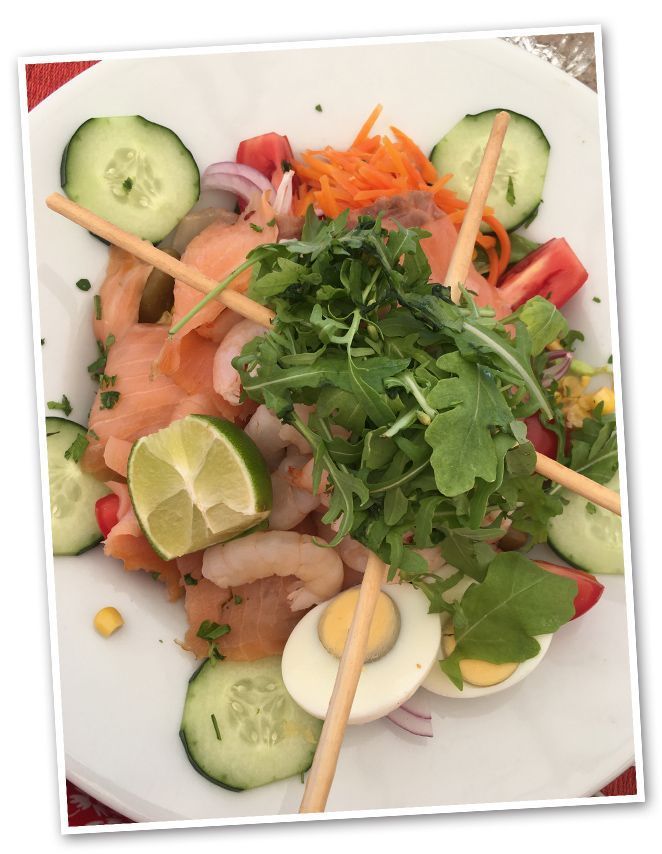 Almuerzo en la Valeta Waterfront, una zona muy agradable y con buenas vistas. El restaurante Bistro 156 está muy bien y con precio bueno. Esta isla destaca por su gastronomía mediterránea con mucha influencia italiana y también árabe. Una dieta a base de pescado, verduras, pasta y conejo, entre otras muchas cosas.
