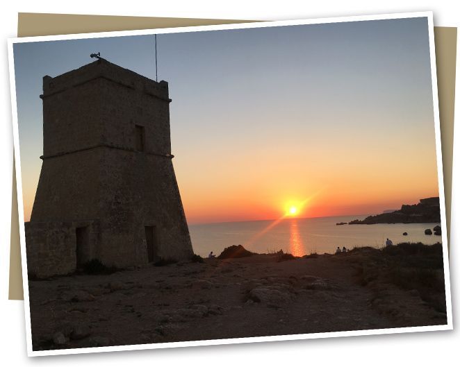 Disfrutar de la puesta de sol en la playa Golden Sands en Golden Bay. Otros lugares recomendables para disfrutar de la puesta de sol son Paradise Bay, Anchor Bay en Popeye Village y una de las playas mas bonitas de Malta que es Ghajn Tuffieha.