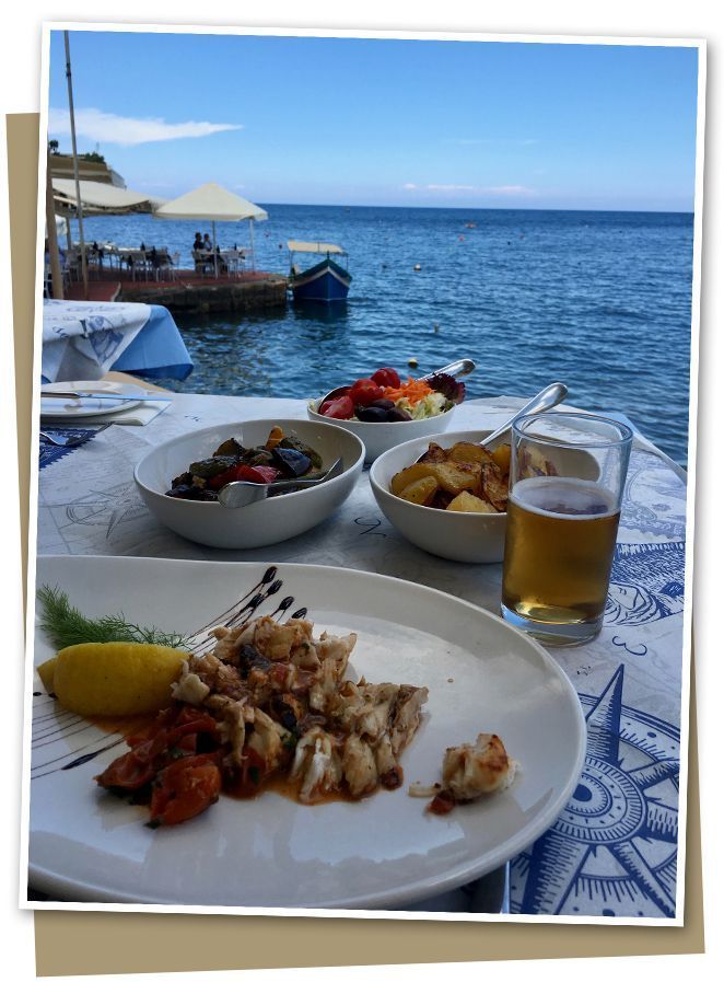 El agradable Puerto Marsalforn para almorzar y donde os recomiendo el Restaurante Il-Kartell para disfrutar de un rico pescado. Otro restaurante muy bueno en Gozo para tomar pescado de calidad es “Mgarr ix-xini Bay” donde estuvieron Angelina Jolie y Brad Pitt cuando rodaron "By the Sea".