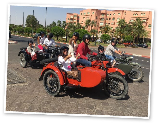 Un divertido paseo por la ciudad en sidecar organizado por Marrakech Insiders.